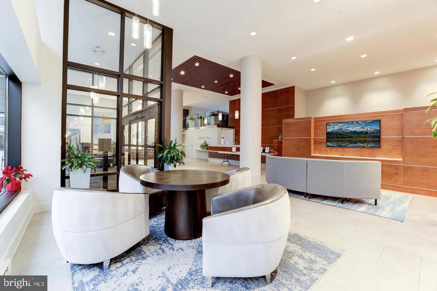 LAKESIDE PLAZA - Residential