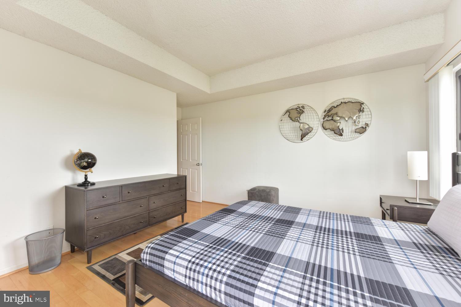 LAKESIDE PLAZA - Residential