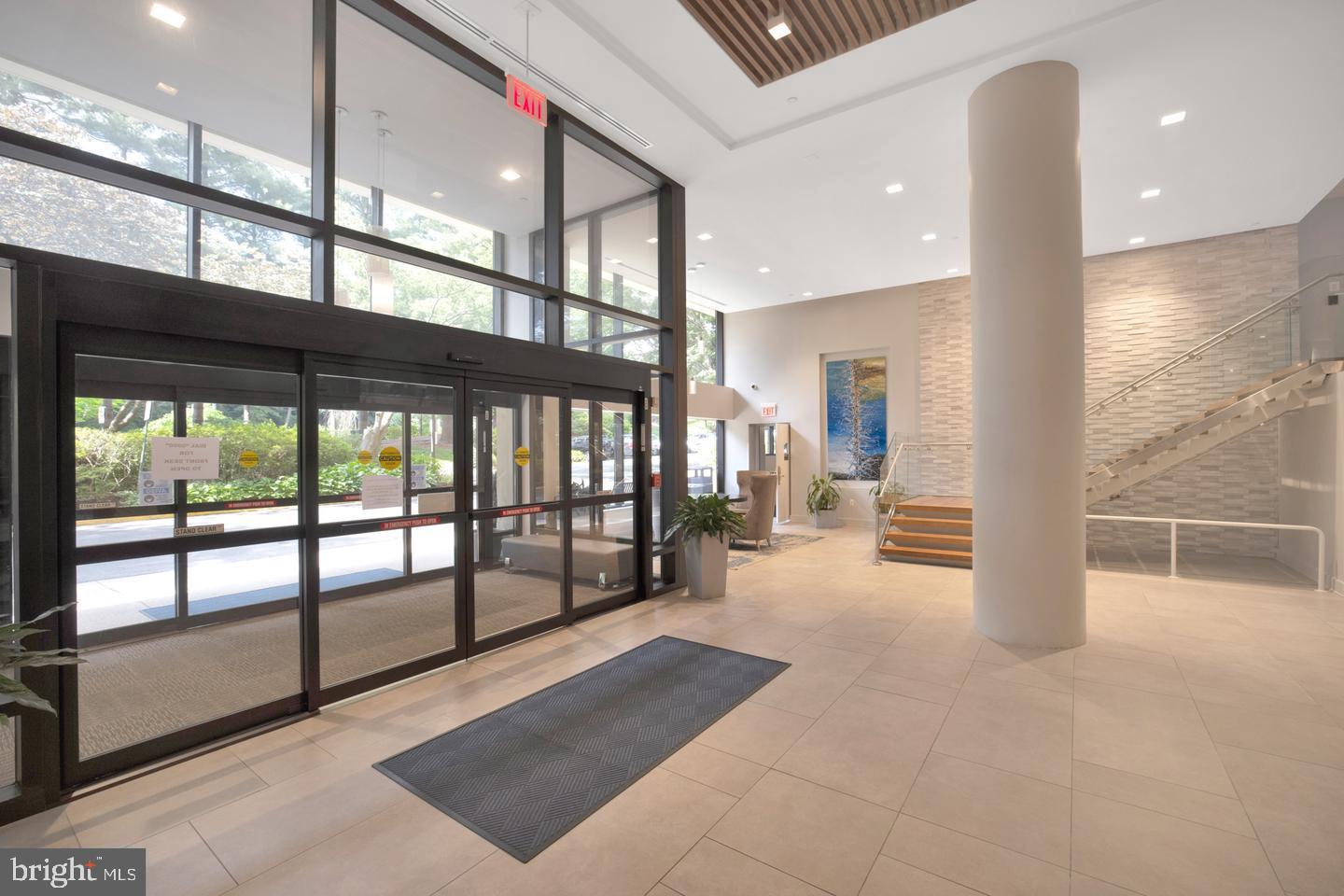 LAKESIDE PLAZA - Residential