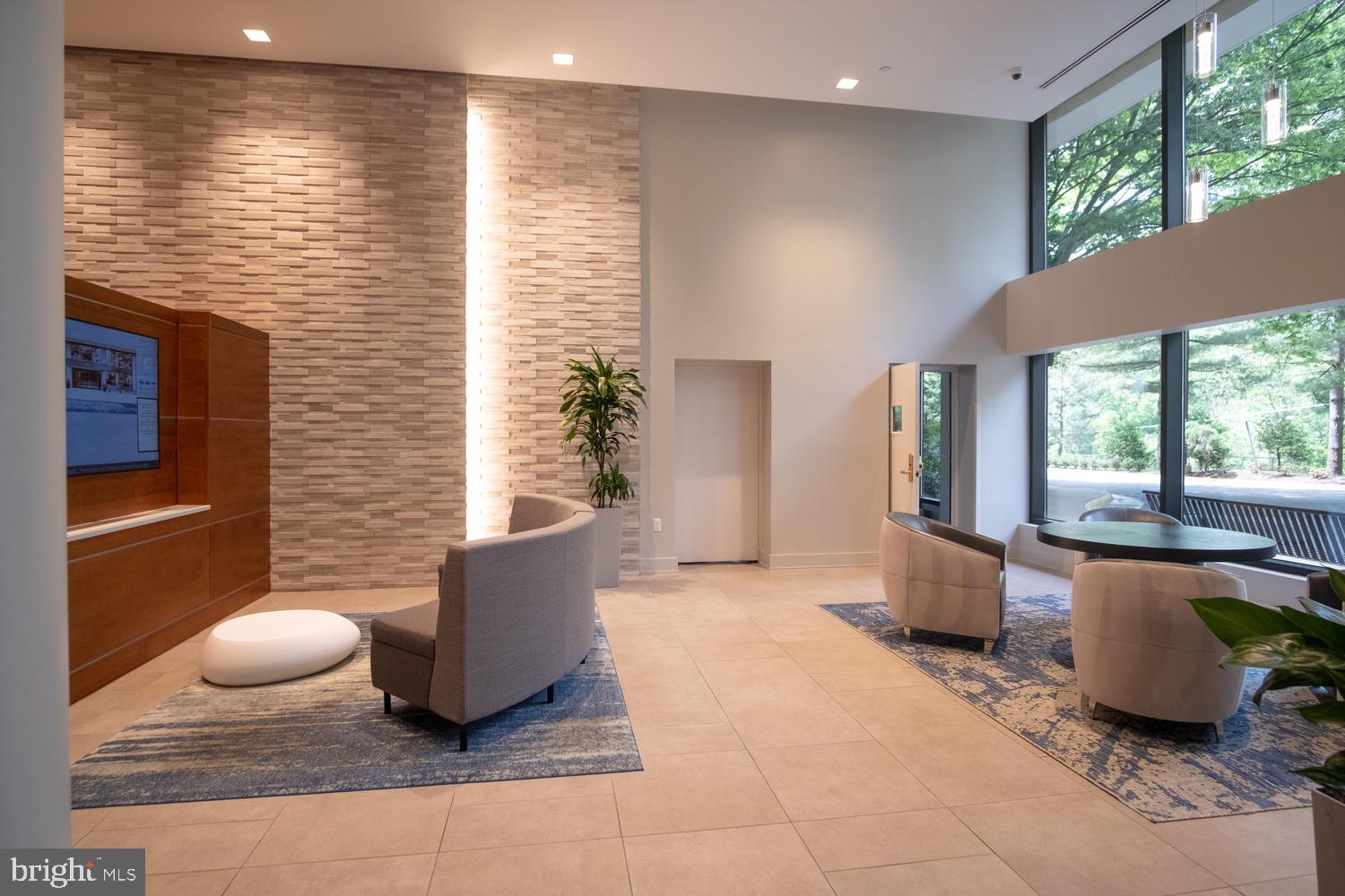 LAKESIDE PLAZA - Residential