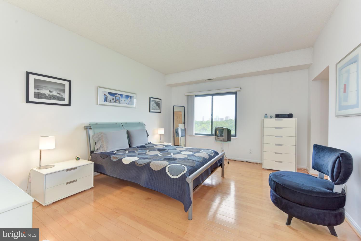 LAKESIDE PLAZA - Residential