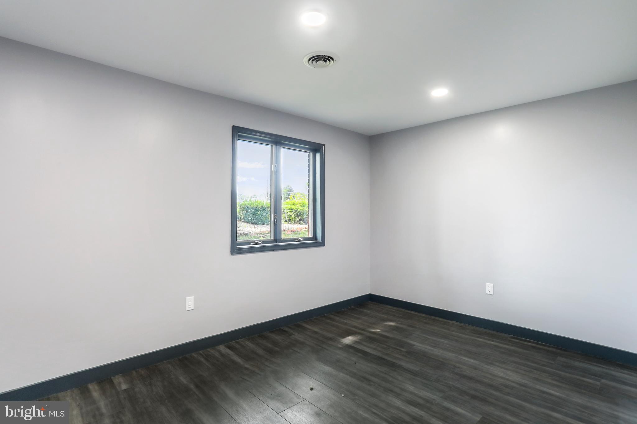 CLIFTON SQUARE - Commercial Lease