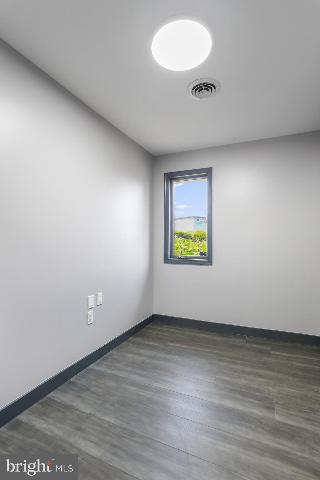 CLIFTON SQUARE - Commercial Lease