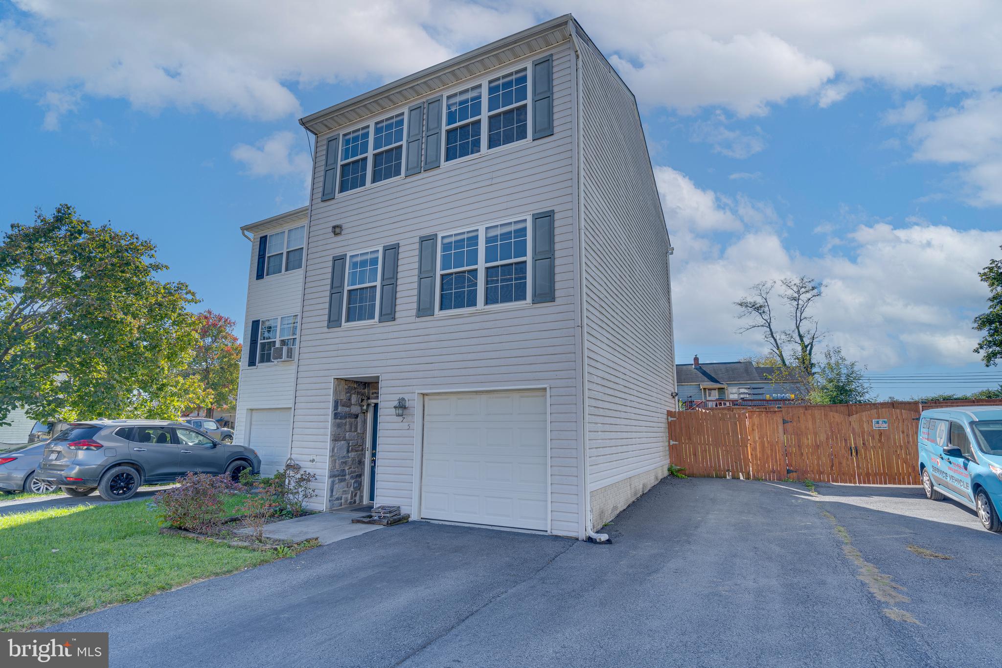 Highets and Best offer due by 10/31/24 at noon.
Nice end unit townhome in Inwood, has many great features like the garage, full size laundry room, half bath on the mid- level, and spacious master, rear yard has large deck and fenced back yard.
Selling completely As-Is and priced to sell quickly. Could also make a great rental property. Inwood is a great location, convenient drive to Charles Town, Martinsburg, or Winchester.