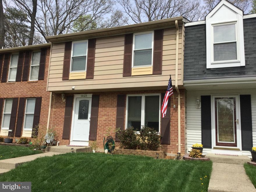 Avail. now.. Beautiful 3 level townhome in popular Montclair community.  Easy access in/out of community from RT 234, extra parking lot for visitors.  Newer laminate flooring/refrigerator/dishwasher/sump pump. Kitchen walks out to rear deck, basement rec room walks out to patio w/built in BBQ grill/fire pit.  Pets case-by-case. Close to commuter lot/Quantico/Belvoir/Shopping/Restaurants