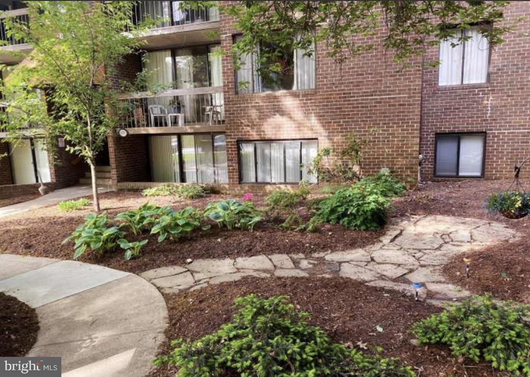 LONG REACH HOUSE CONDOMINIUMS - Residential