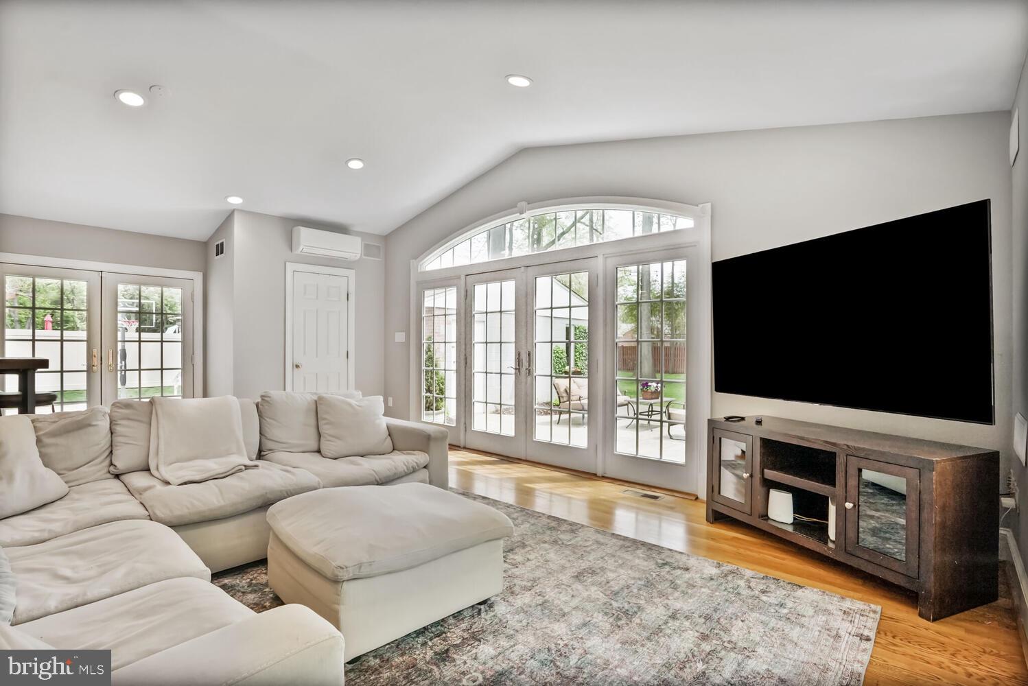 RIVERSIDE GARDENS - Residential