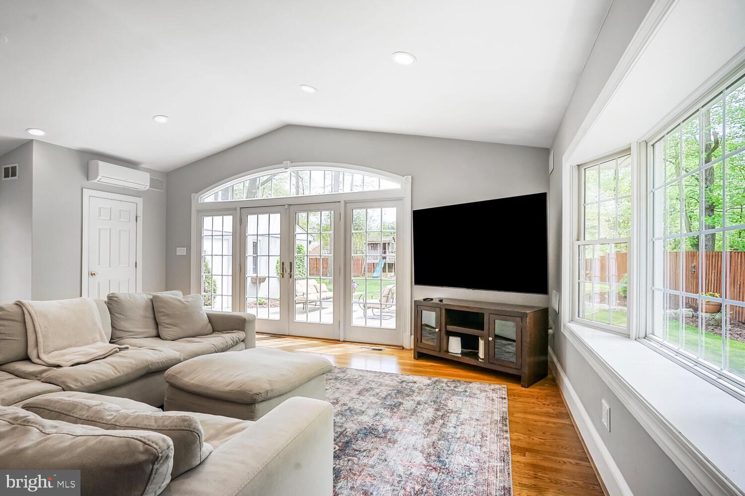 RIVERSIDE GARDENS - Residential