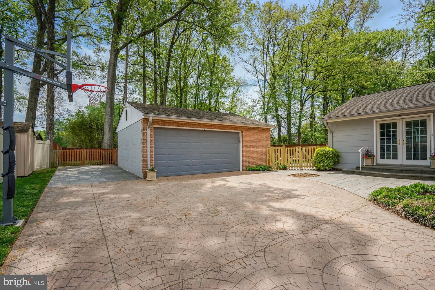 RIVERSIDE GARDENS - Residential