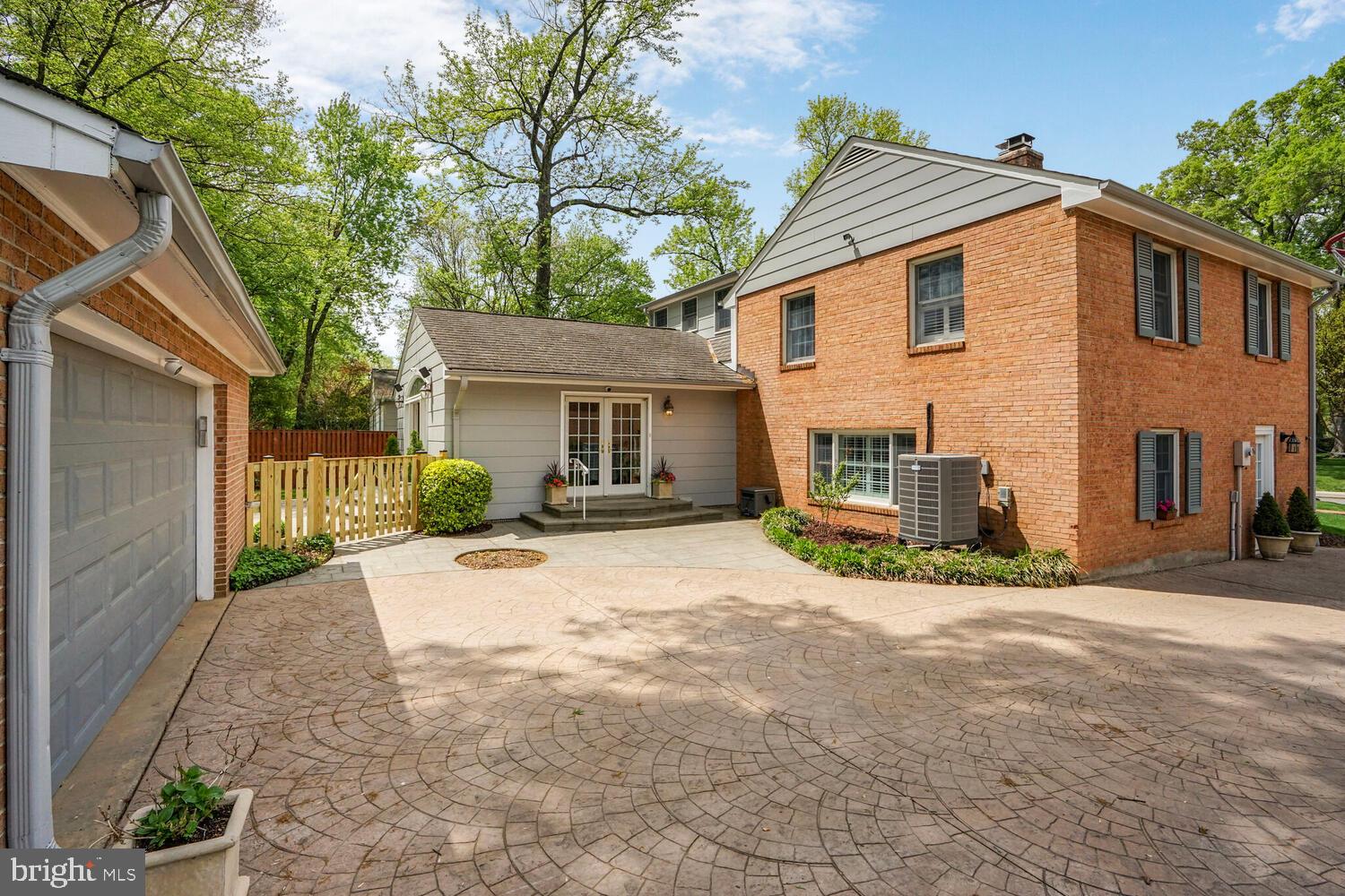 RIVERSIDE GARDENS - Residential