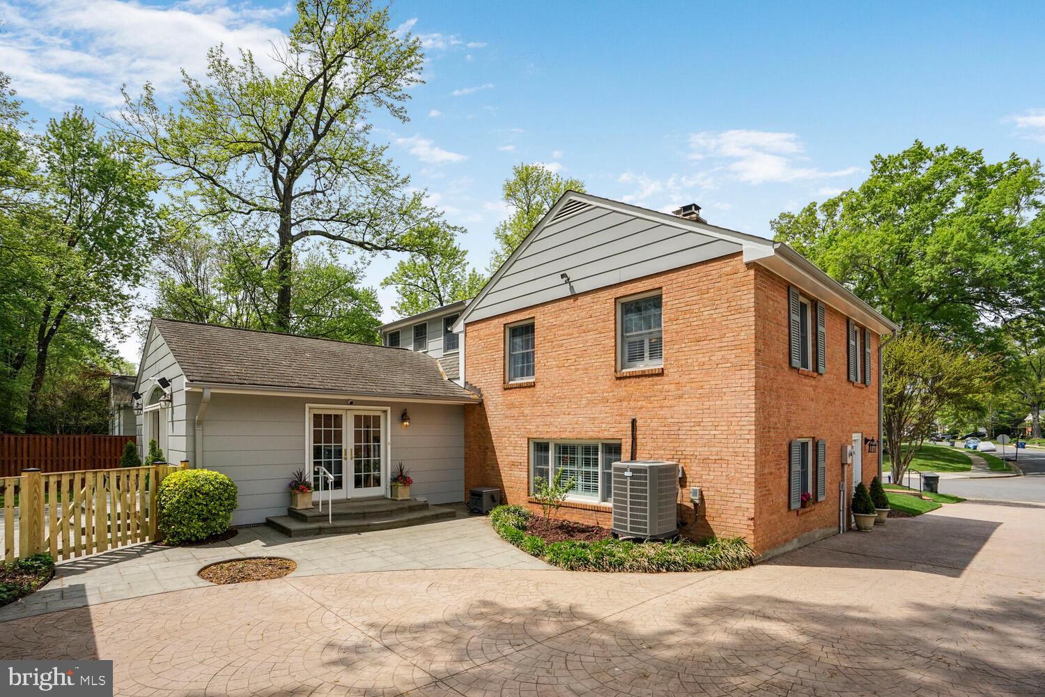 RIVERSIDE GARDENS - Residential