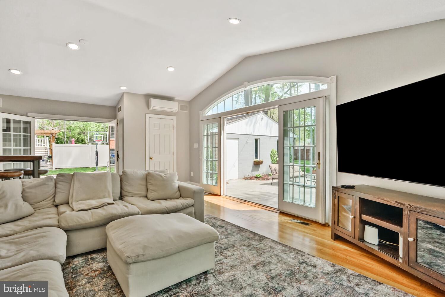 RIVERSIDE GARDENS - Residential