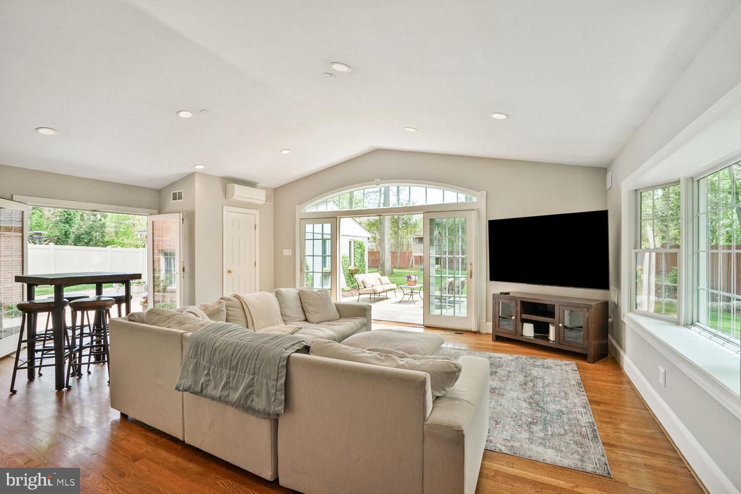 RIVERSIDE GARDENS - Residential