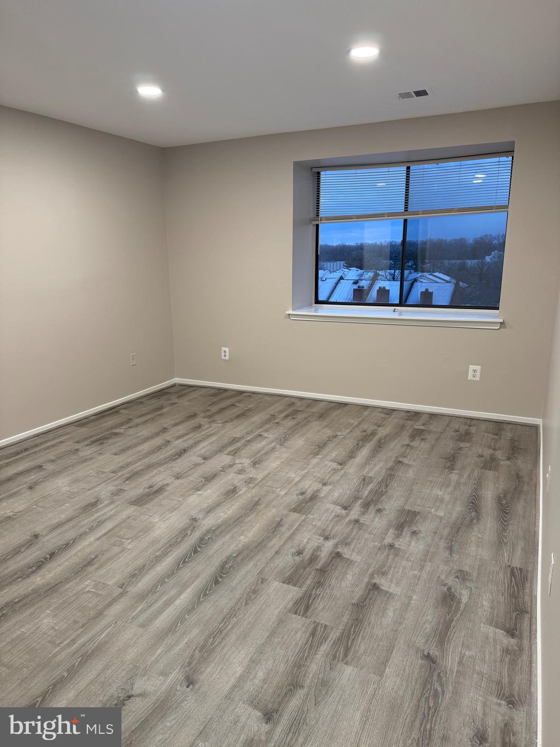 TREEBROOKE CONDOMINIUM - Residential Lease