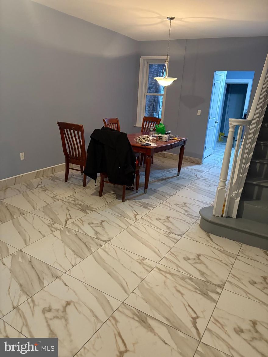 Charming 3 bedroom house. Washer and dryer inclunded, spacious living room and bedrooms, fully equipped kitchen, off street parking,  close to schools, parks, and shopping center.