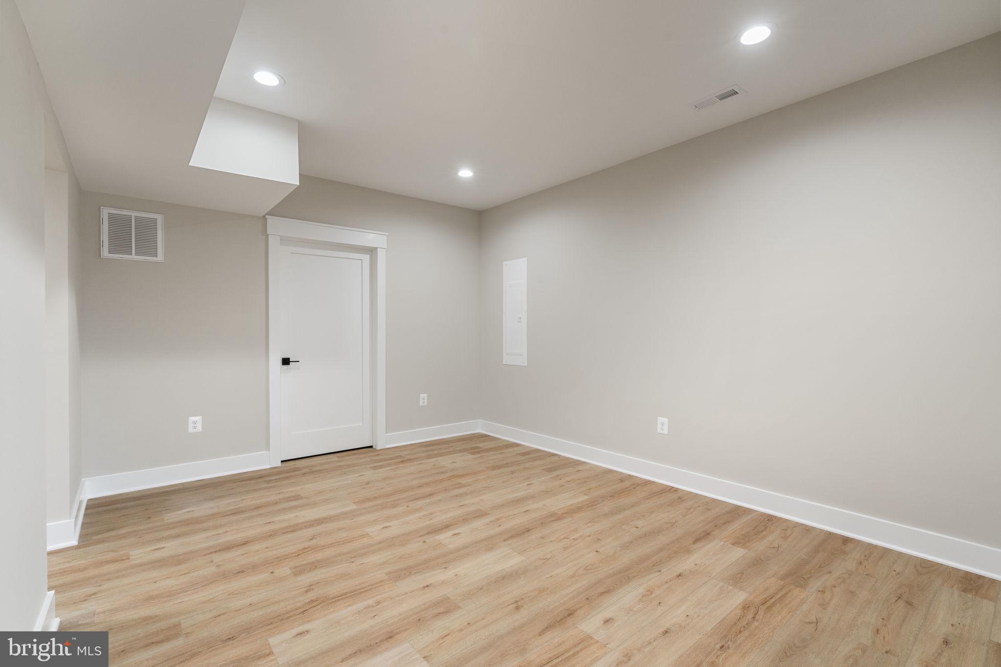 LANDS END ON LAKE ANNA - Residential