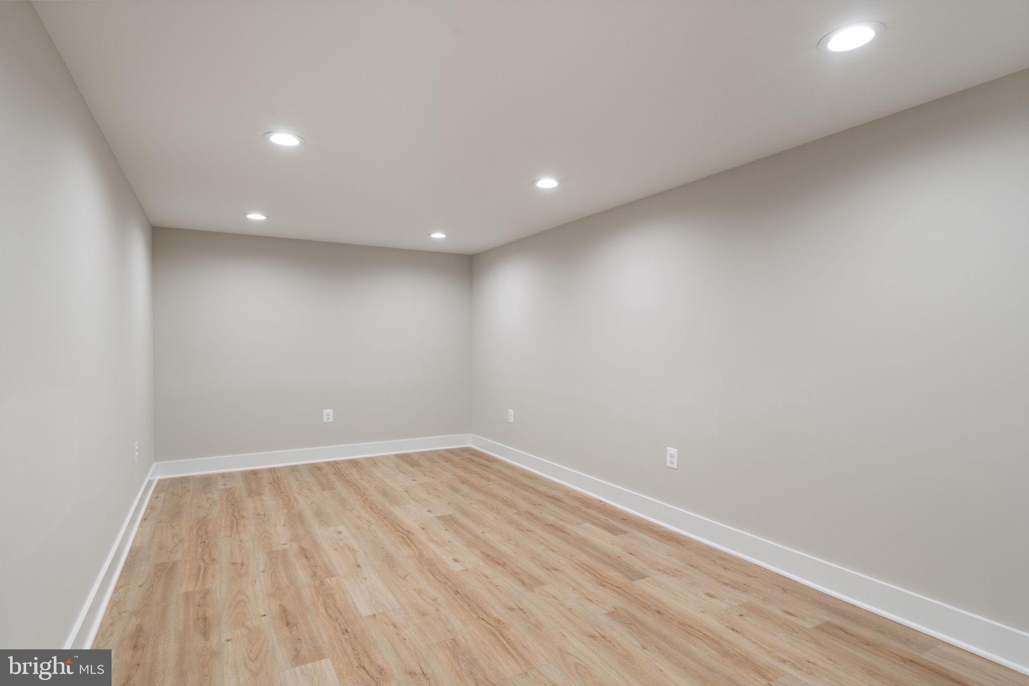 LANDS END ON LAKE ANNA - Residential