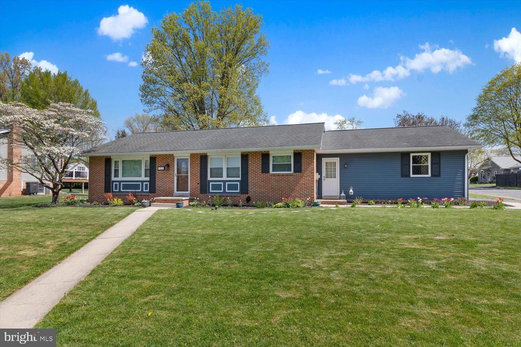 Photo of 145 N PENN ST, MANHEIM, PA 17545 (MLS # PALA2034158)