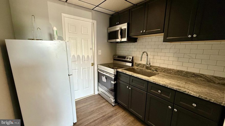 Charming 1-Bedroom, 1-Bath Apartment – Fully Updated!
This beautifully renovated 1-bedroom, 1-bath apartment features a modern kitchen and bathroom, gleaming wood floors, and plenty of parking. Conveniently located near public transportation, it’s the perfect combination of comfort and accessibility.