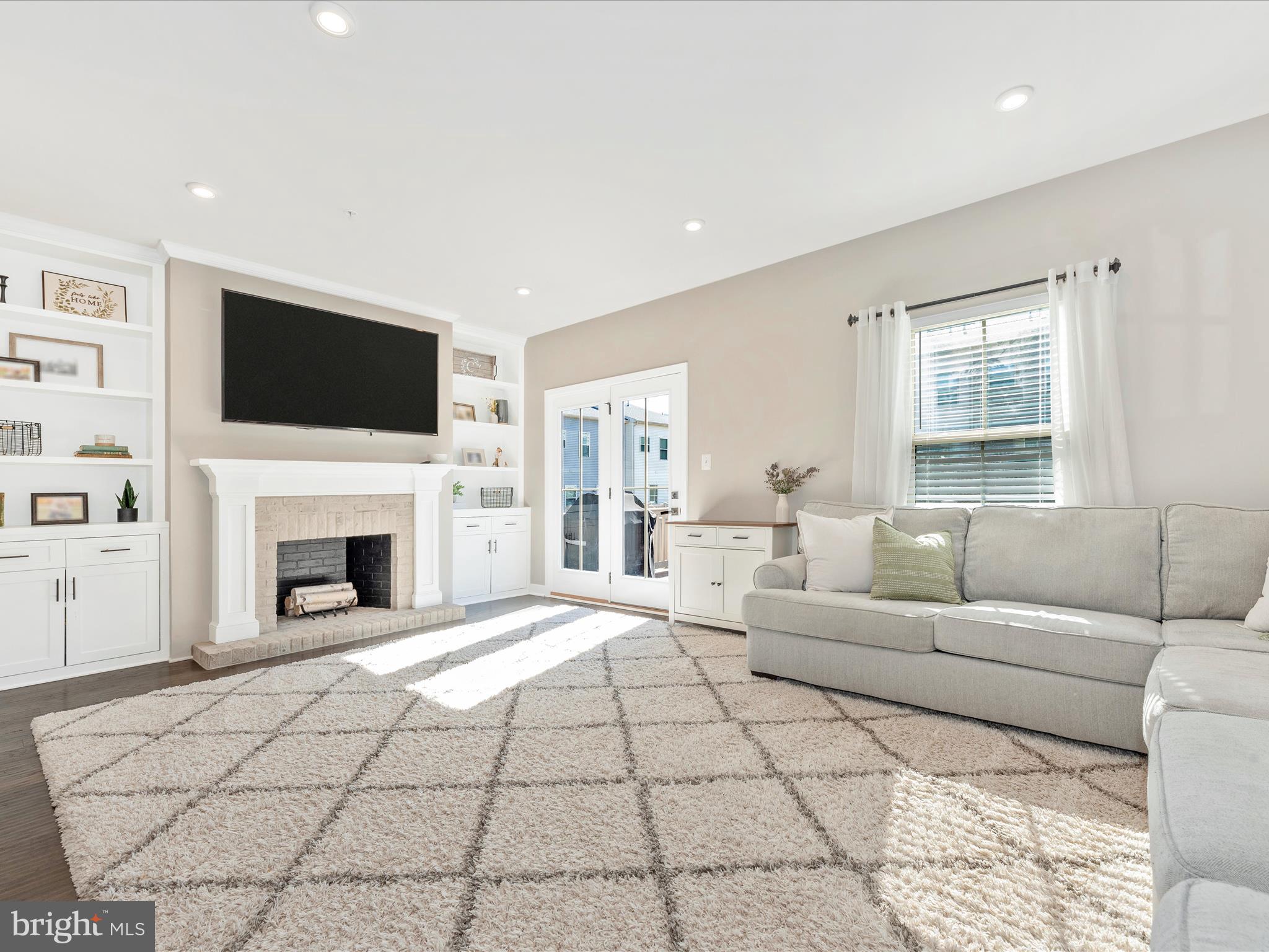 LAKE LINGANORE TOWN CENTER - Residential