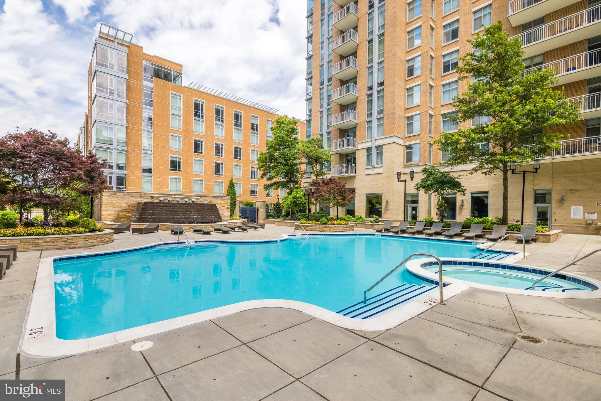 MIDTOWN AT RESTON TOWN CENTER - Residential
