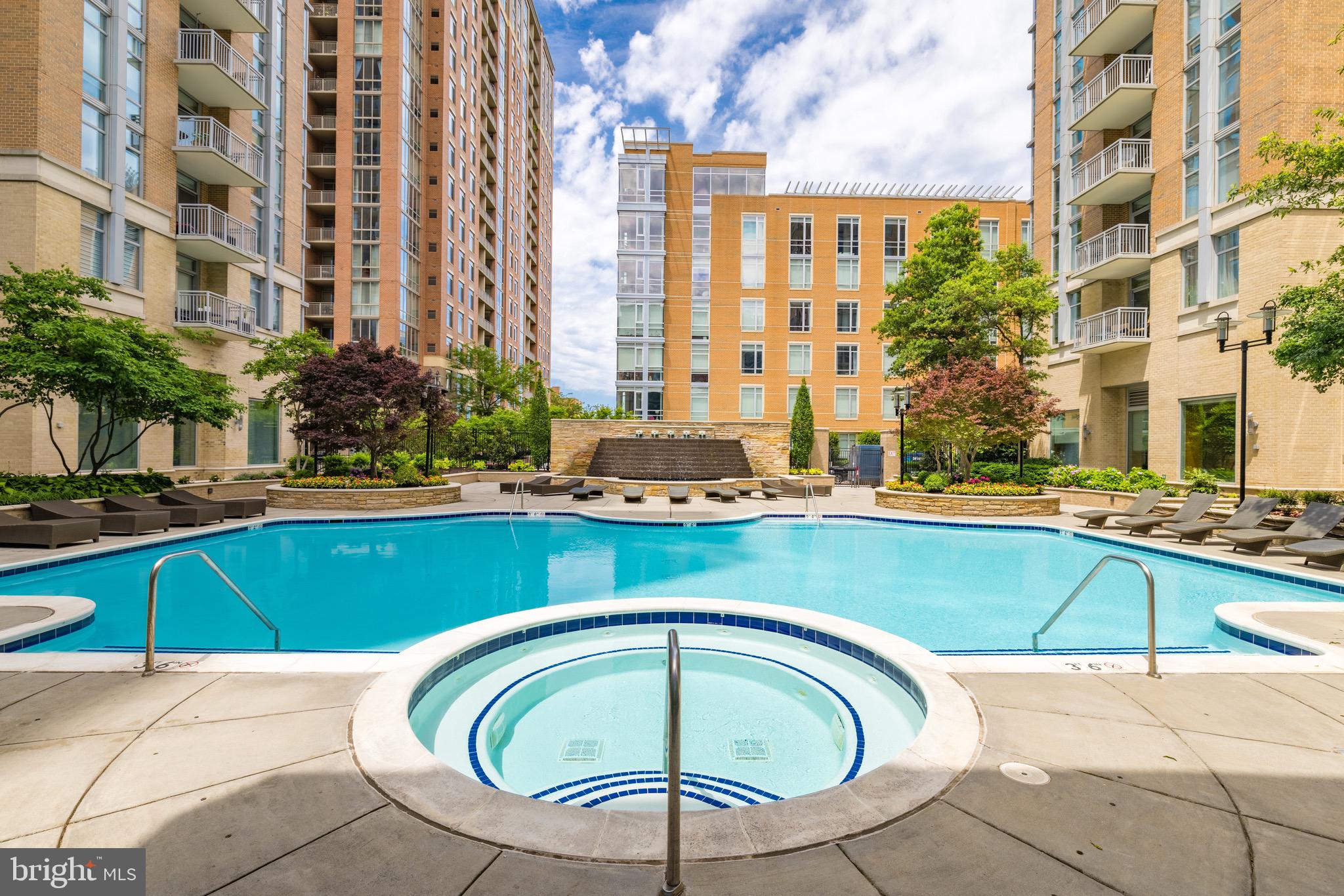 MIDTOWN AT RESTON TOWN CENTER - Residential