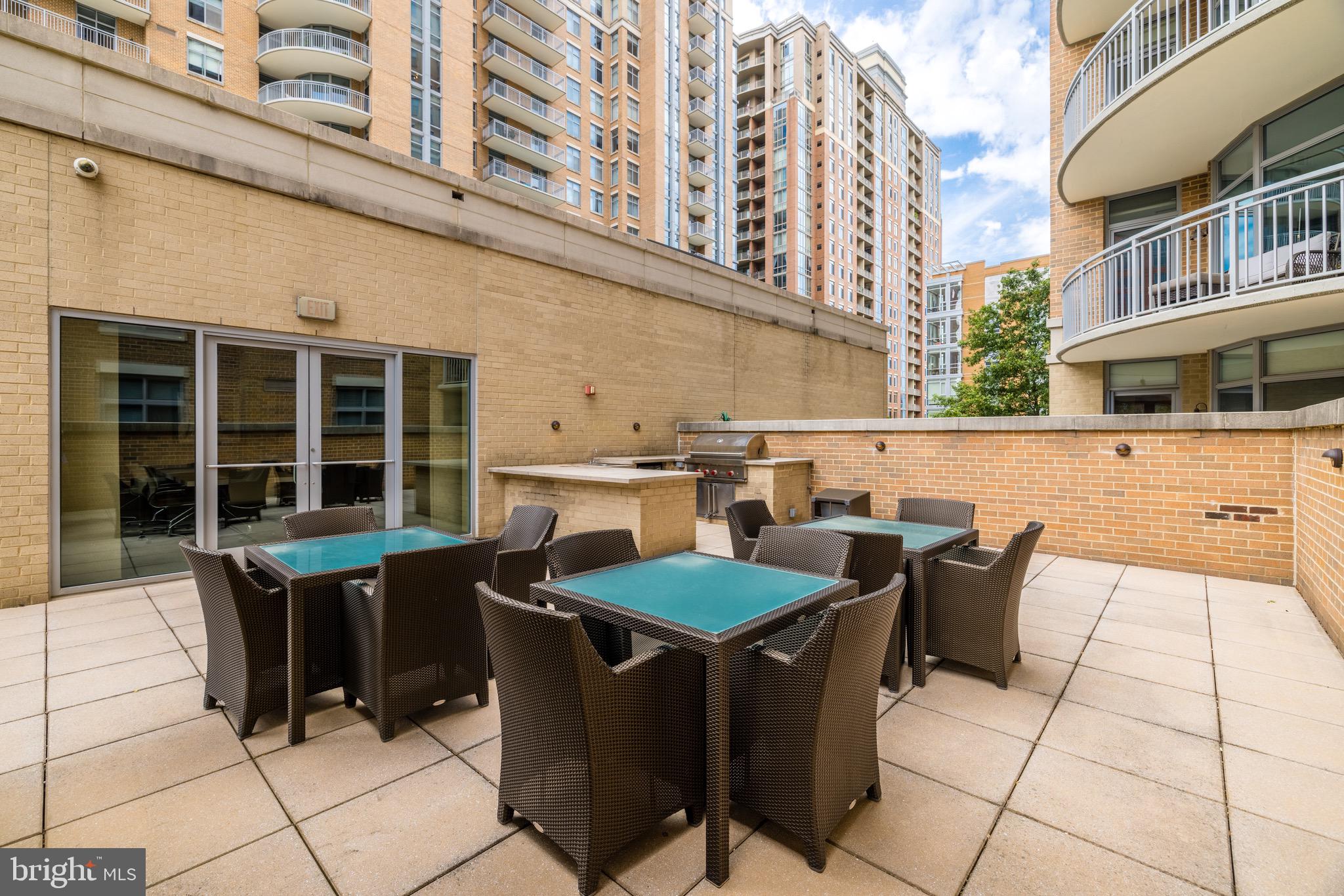 MIDTOWN AT RESTON TOWN CENTER - Residential