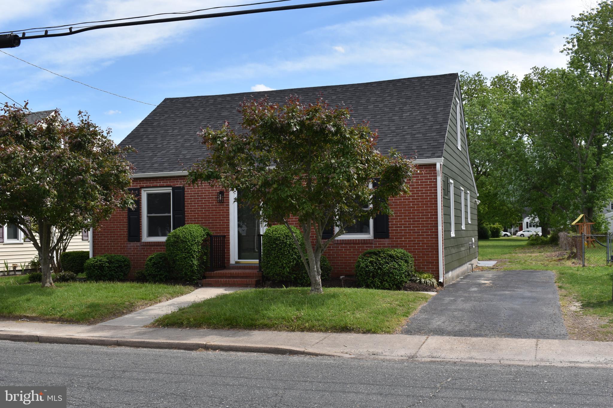 402 BAYLY AVENUE