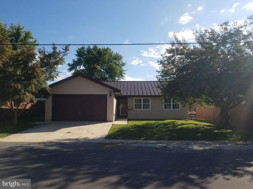 LOOKING FOR THAT HOME IN TOWN ON "ONE FLOOR"...WELL HERE IT IS!!  CLEAN AND WELL TAKEN CARE OF!  YOU'LL BE HARD PRESSED TO FIND ANOTHER IN TOWN LIKE THIS ONE...FEATURING A NICE OPEN FLOOR PLAN (LIVING ROOM, DINING ROOM, KITCHEN) WITH VAULTED CEILINGS, BREAKFAST BAR AND SEPARATE SUN ROOM...PRIMARY BEDROOM WITH PRIMARY BATHROOM...3 BR 2 BA, CENTRAL AIR/HEATPUMP,  ATTACHED ONE CAR GARAGE, DETACHED TWO CAR GARAGE/SHOP, VERY NICE BACK YARD WITH PATIO!! FRONTING ROSEMARY LANE AND ENDLER AVE IN THE BACK WITH FENCED GATE ACCESS!  PRIVACY FENCE ON BOTH EAST AND WEST SIDES....THIS IS A NICE PROPERTY!!!