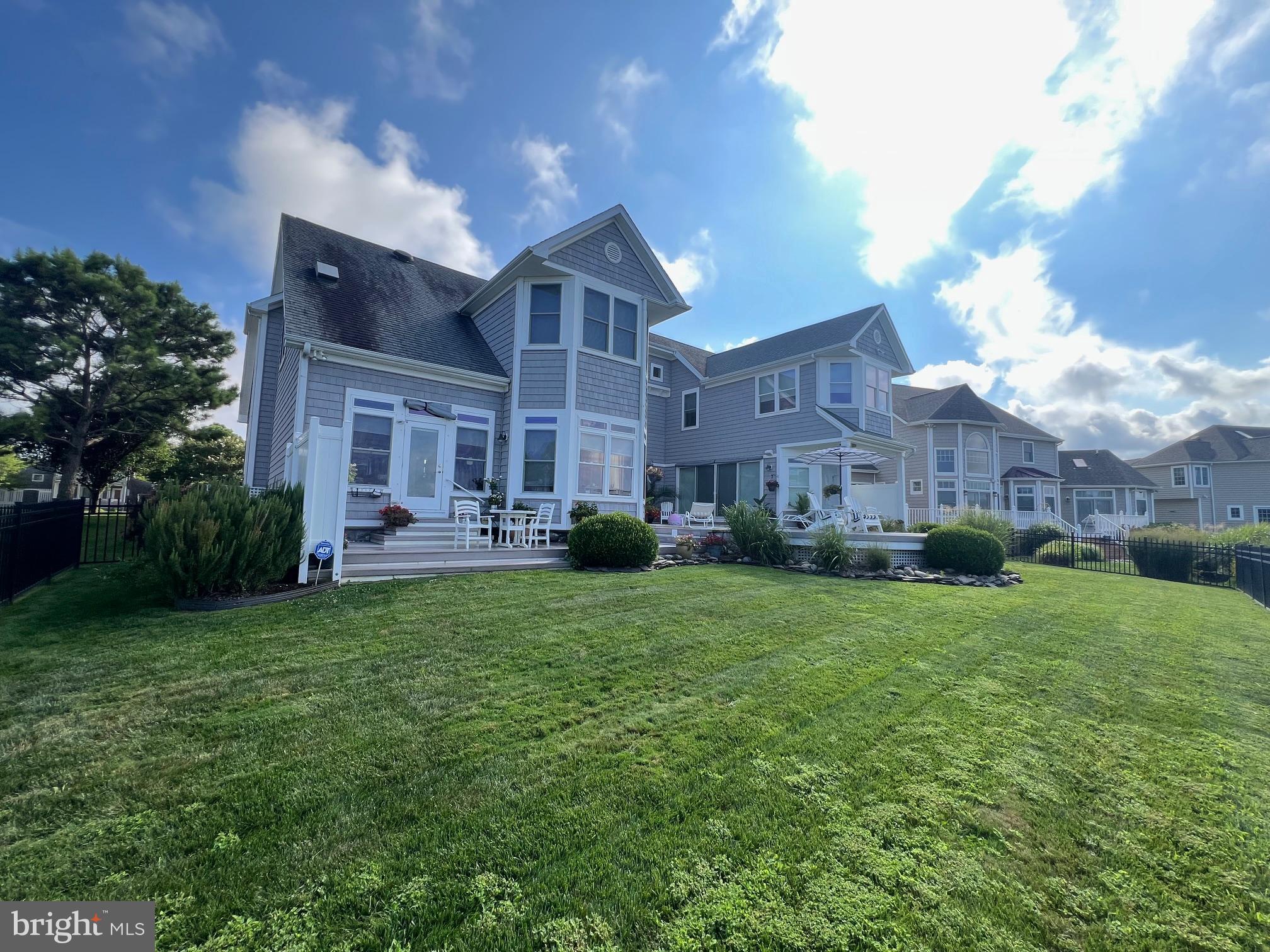 LIGHTHOUSE SOUND - Residential