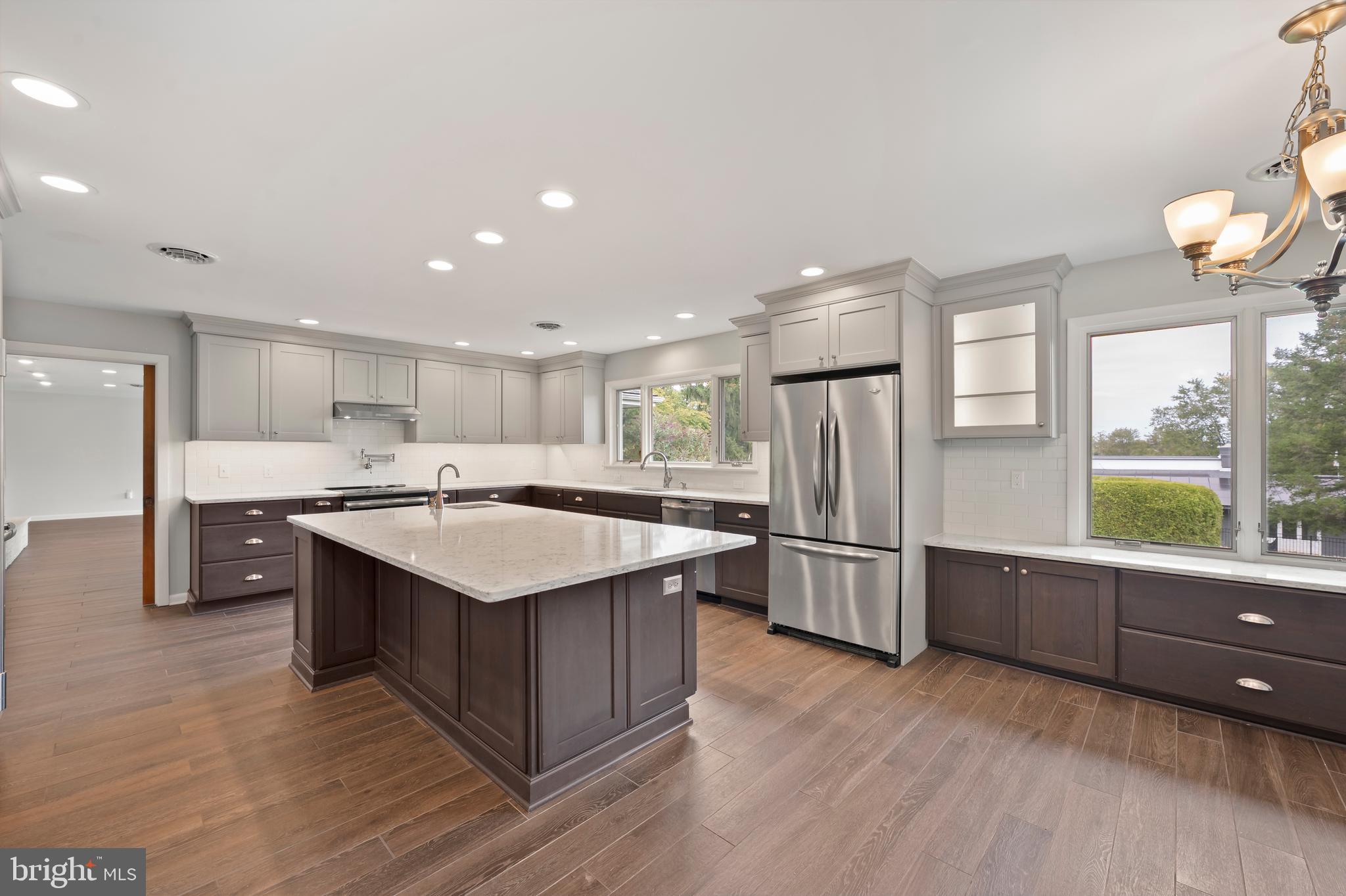 871 ROBIN HOOD DRIVE