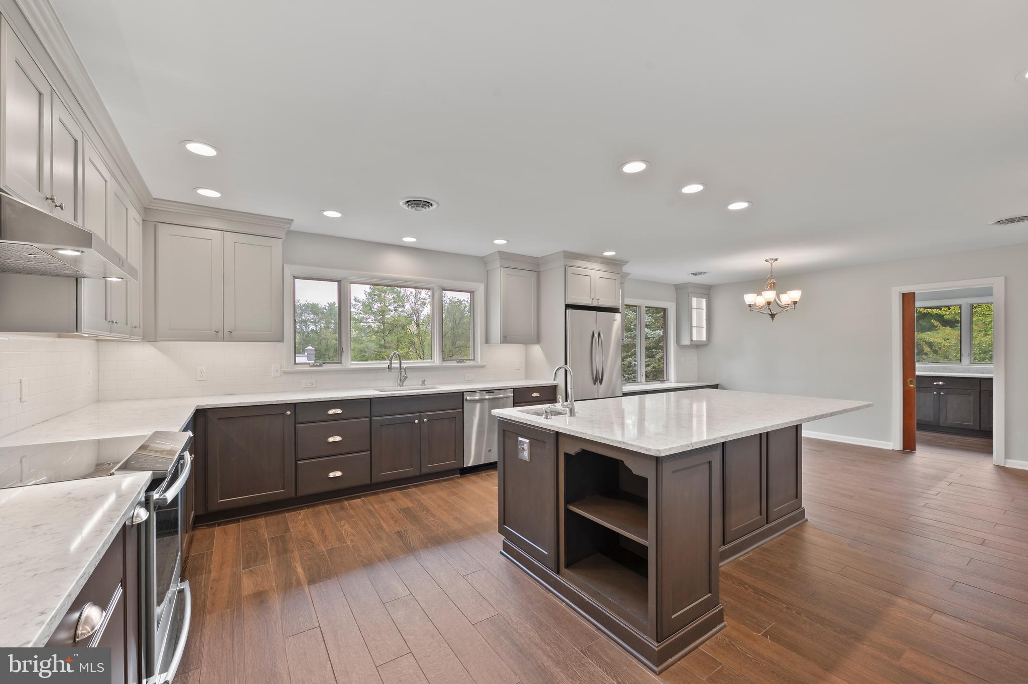 871 ROBIN HOOD DRIVE