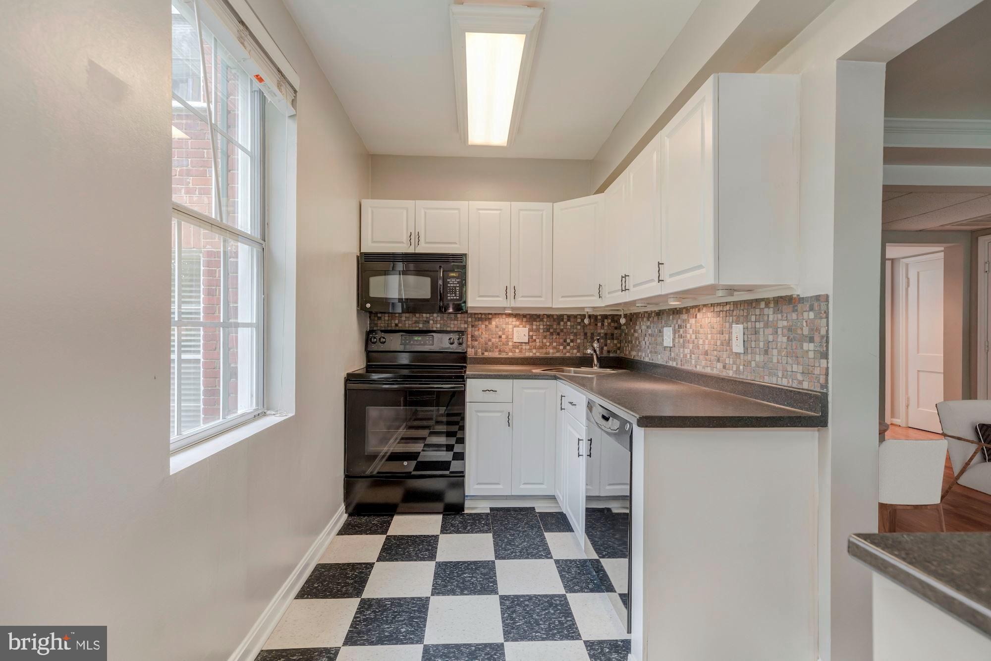 COLONIAL VILLAGE - Residential