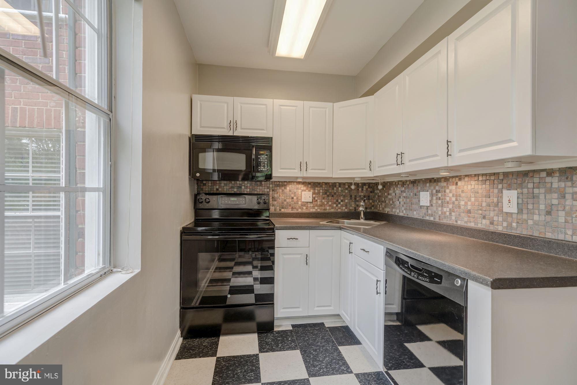 COLONIAL VILLAGE - Residential