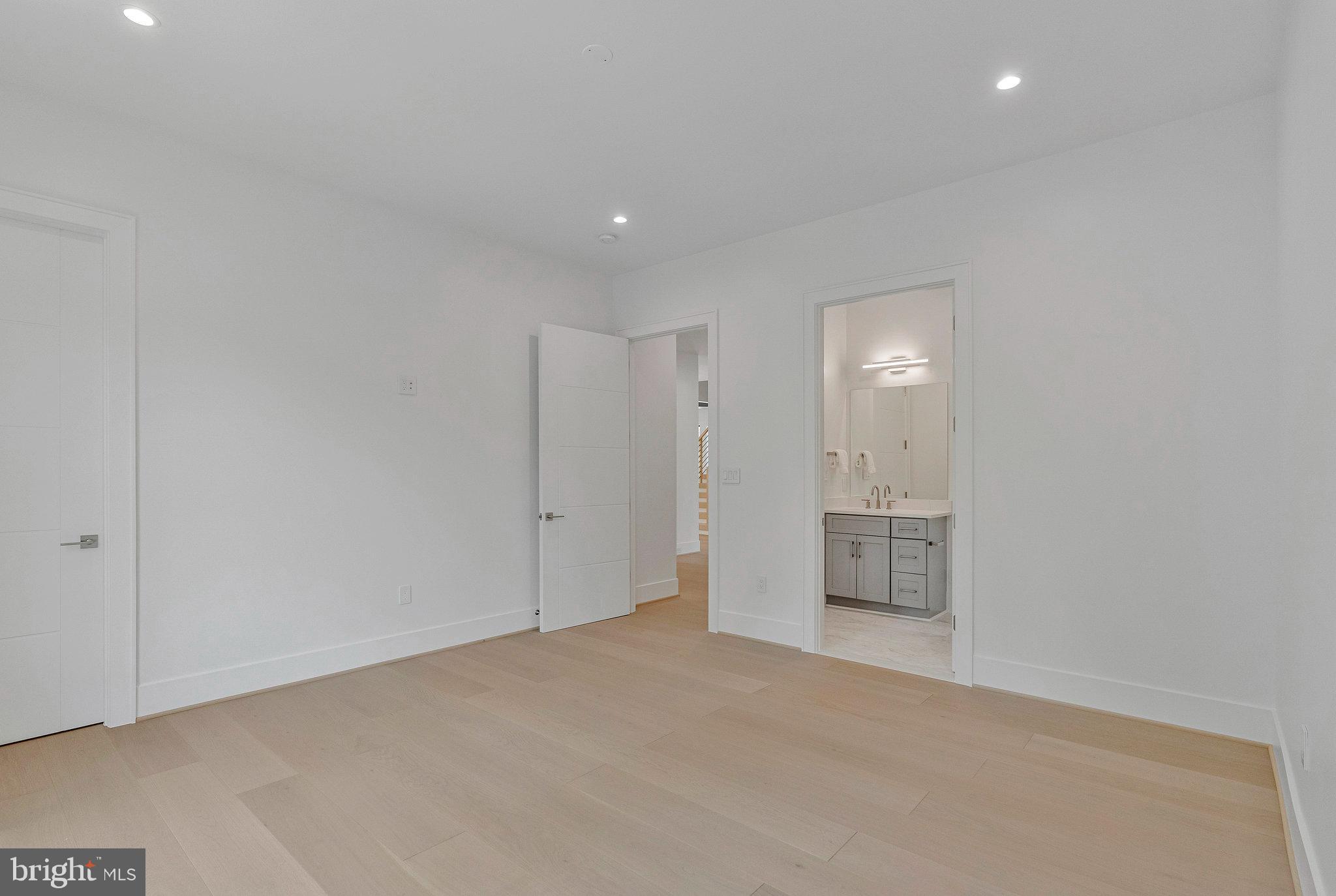 SALONA VILLAGE - Residential