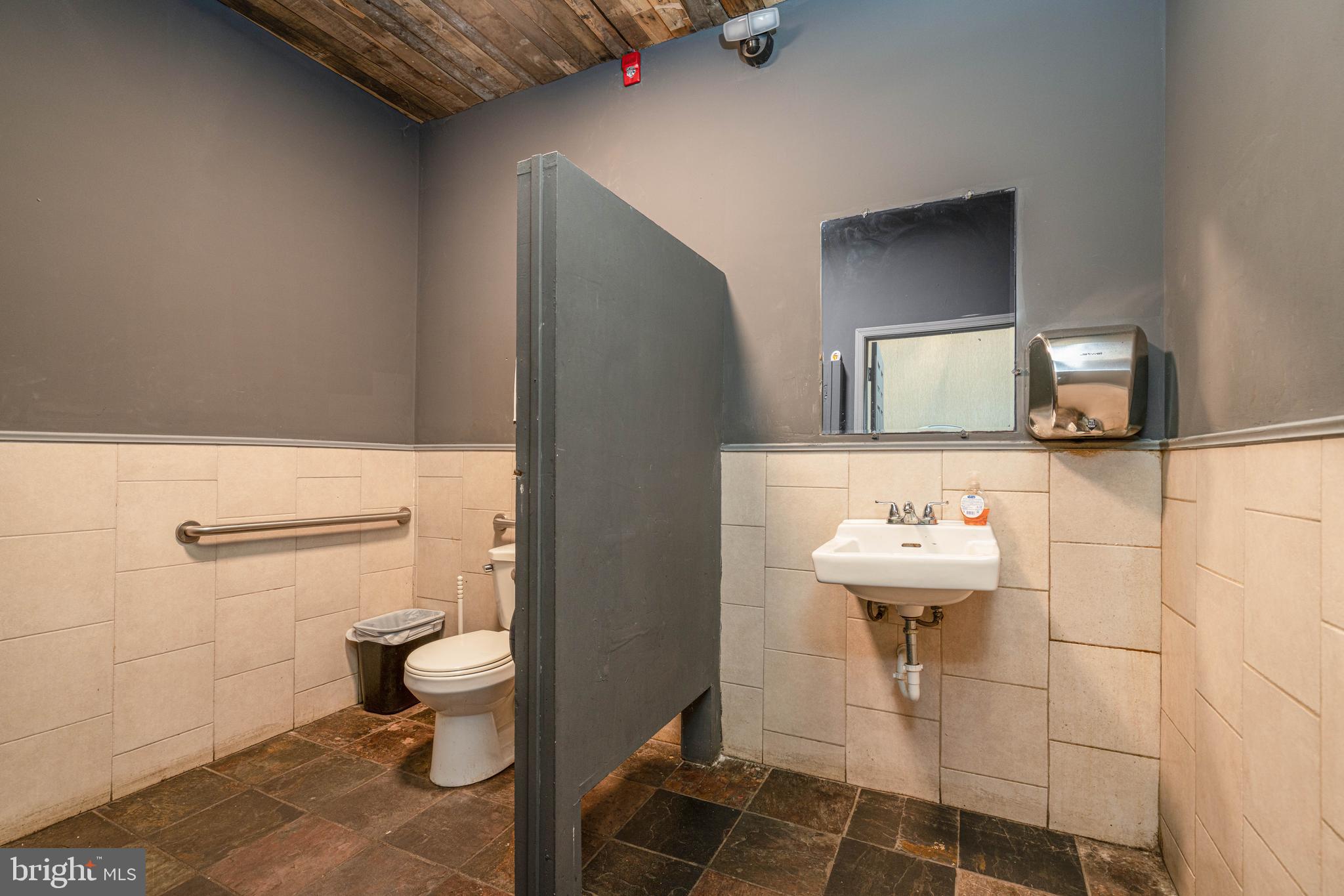 FELTONVILLE - Commercial Sale