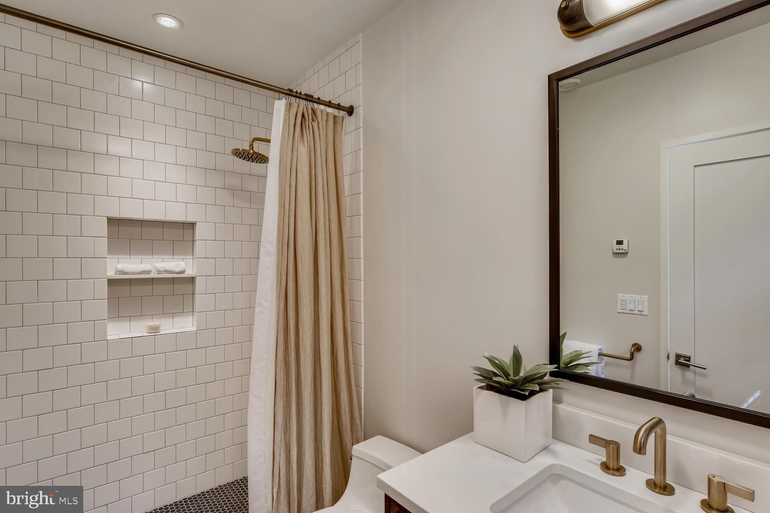 LAKE ROLAND - Residential