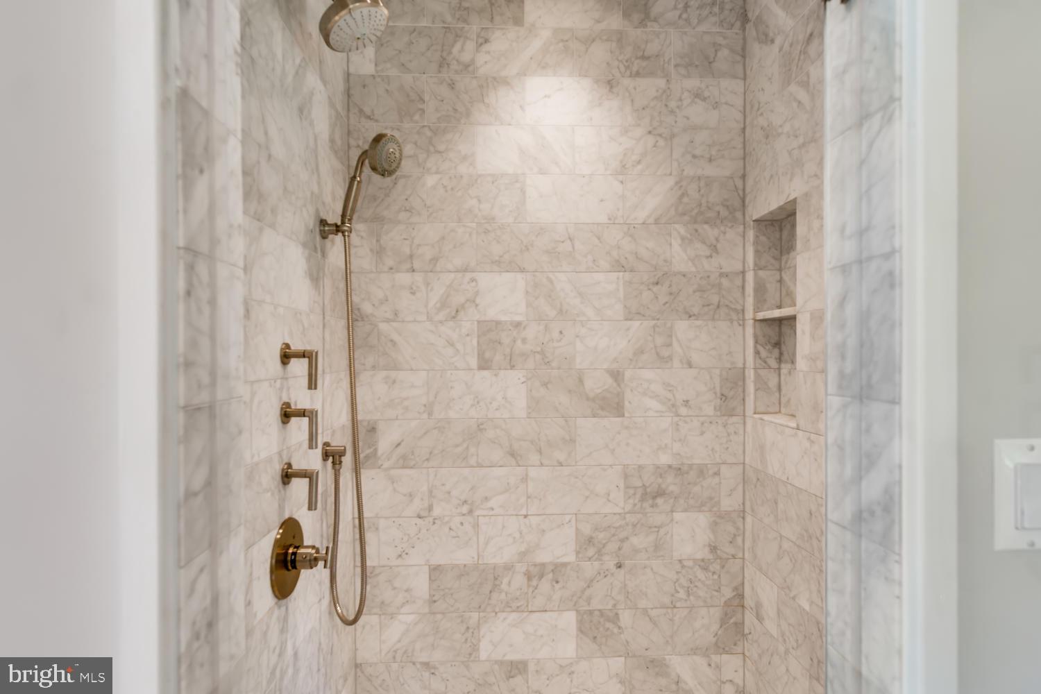 LAKE ROLAND - Residential