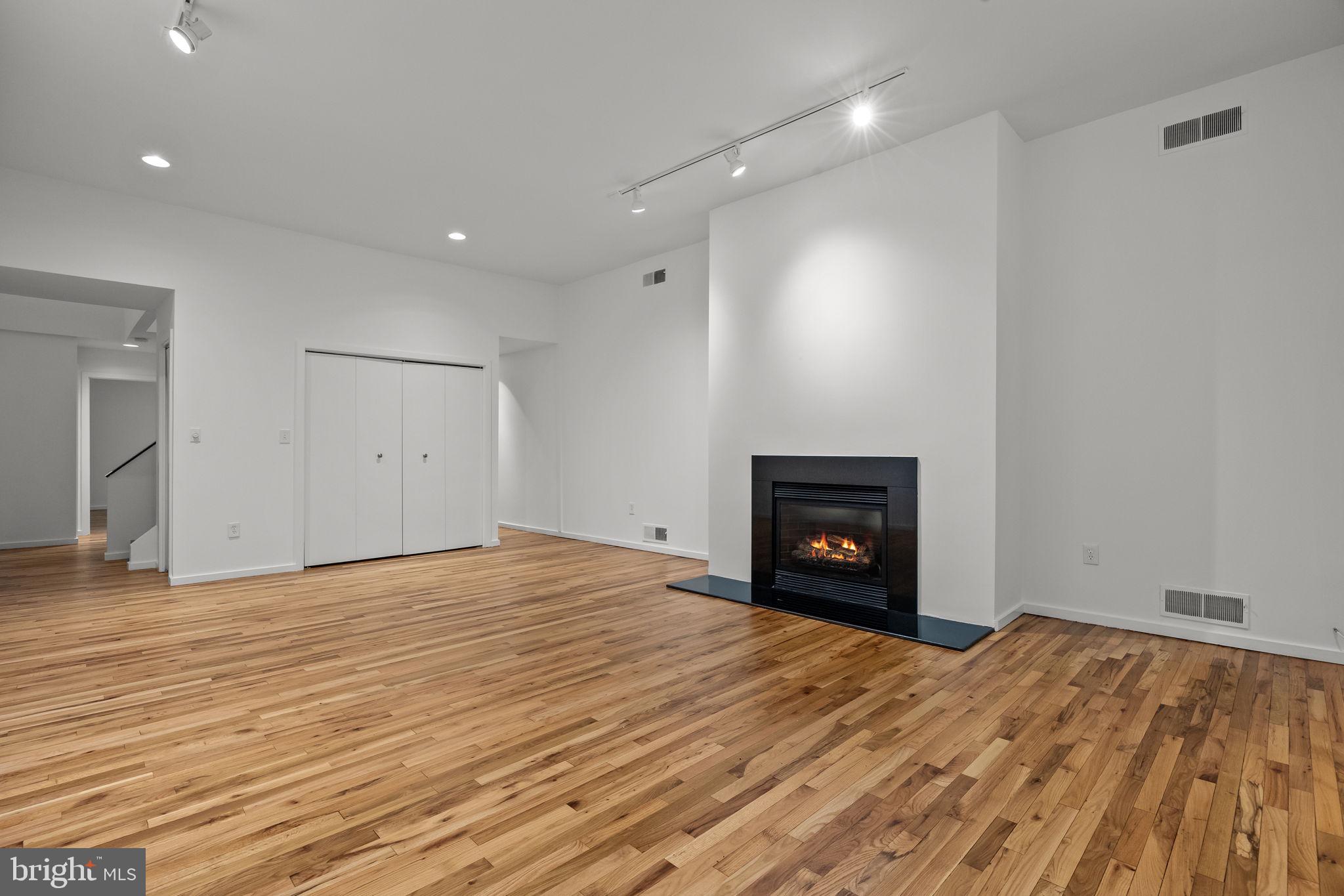 QUEEN VILLAGE - Residential