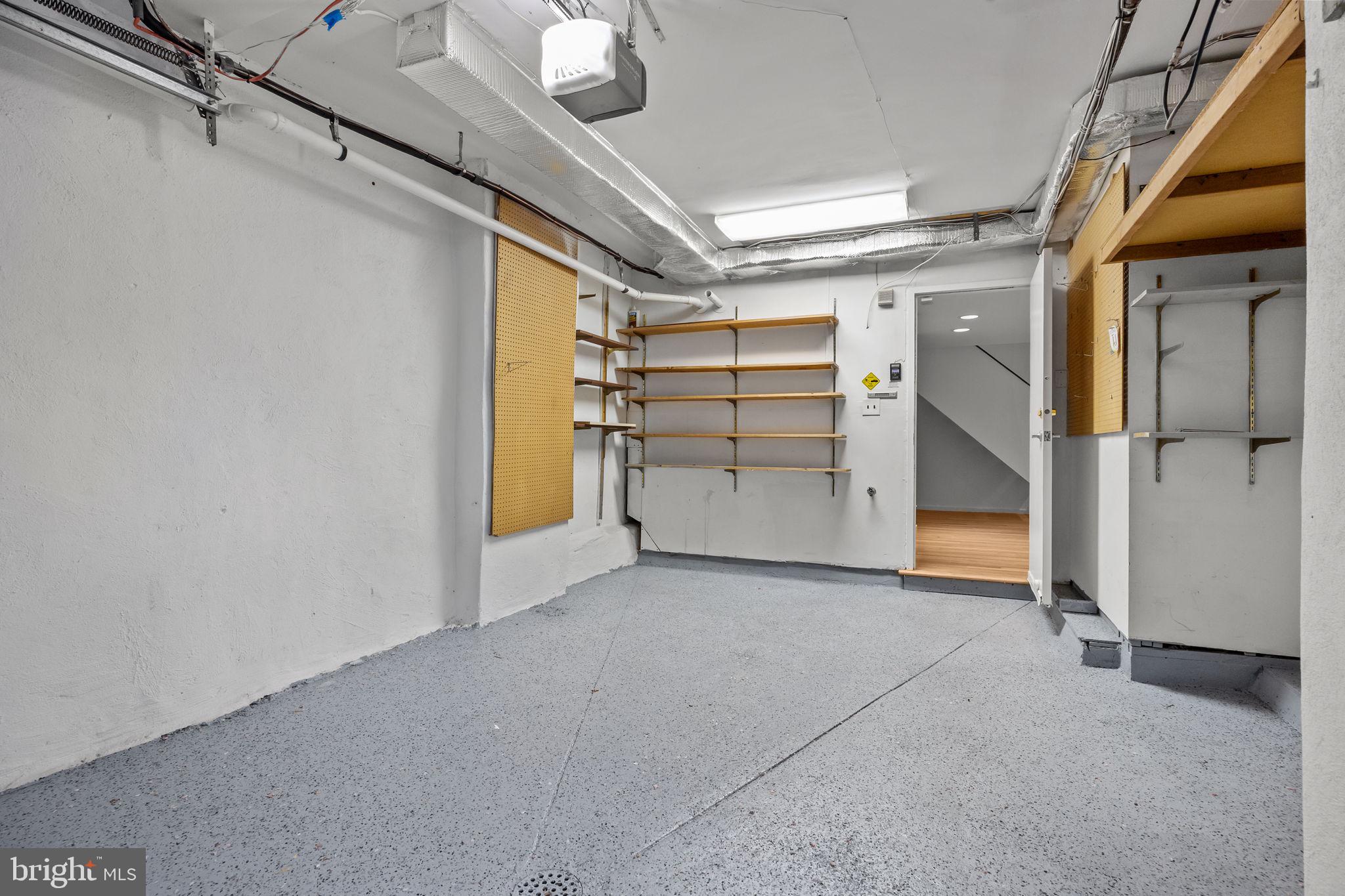 QUEEN VILLAGE - Residential