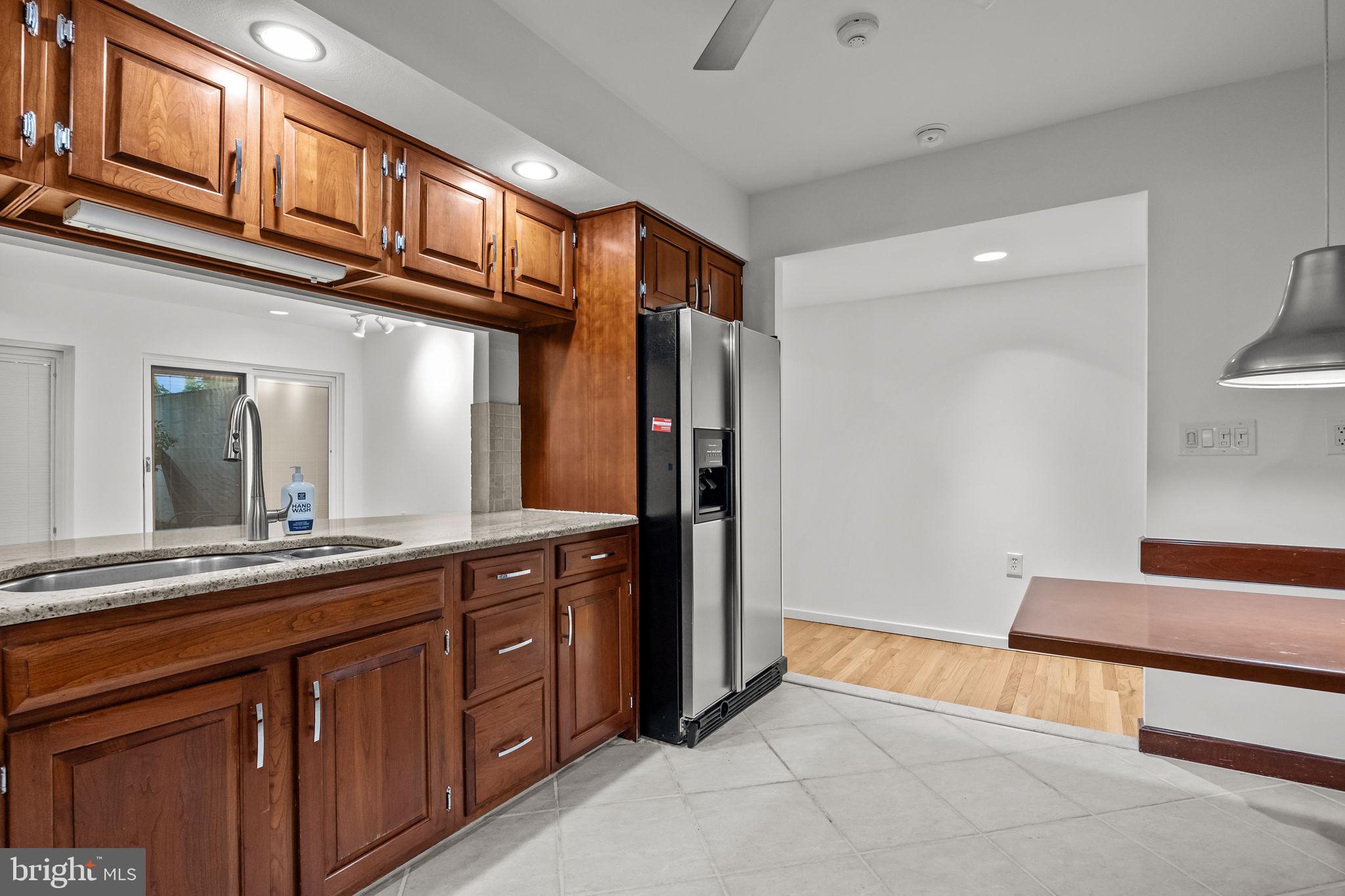 QUEEN VILLAGE - Residential