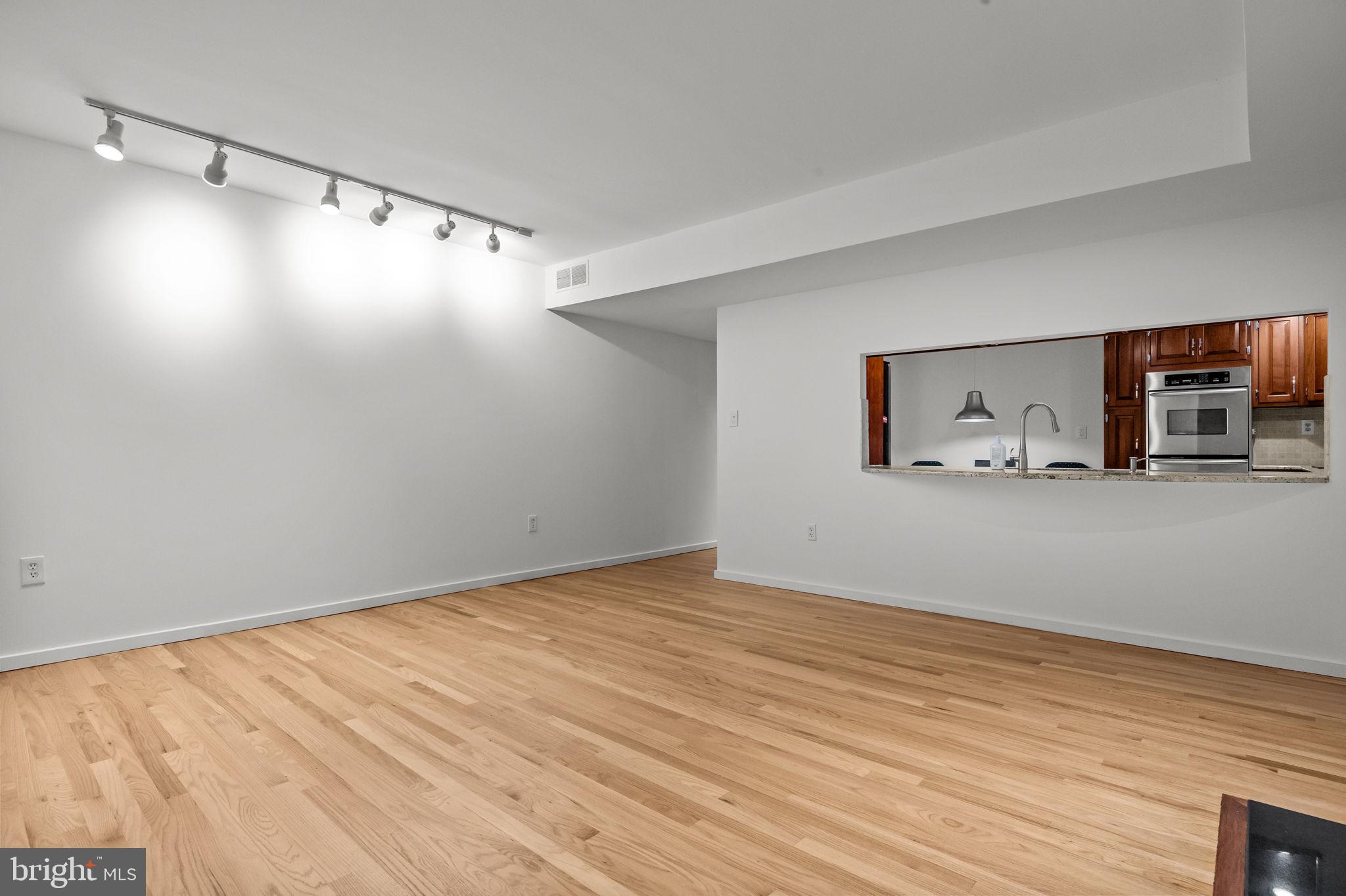 QUEEN VILLAGE - Residential