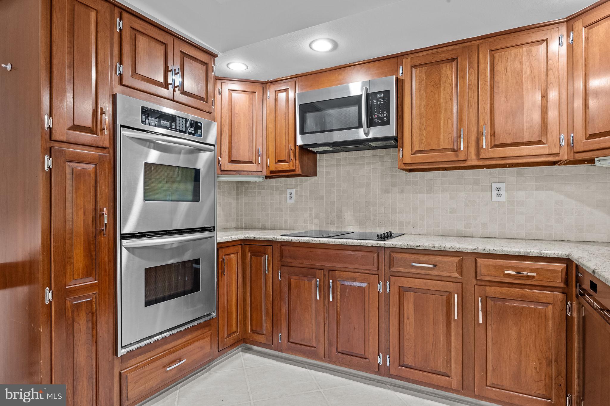 QUEEN VILLAGE - Residential