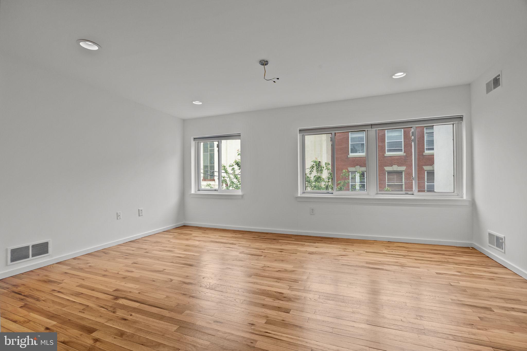 QUEEN VILLAGE - Residential