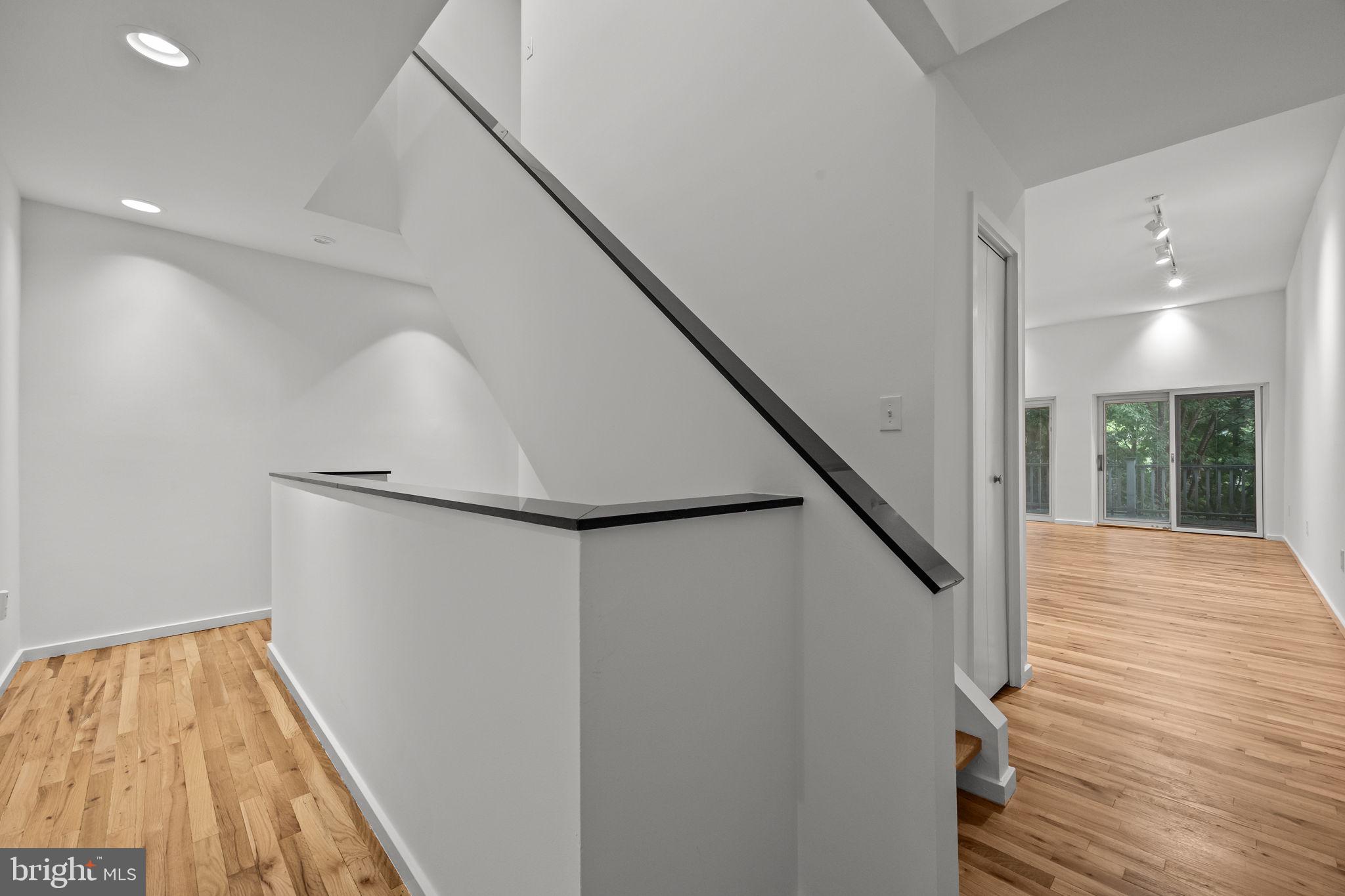 QUEEN VILLAGE - Residential