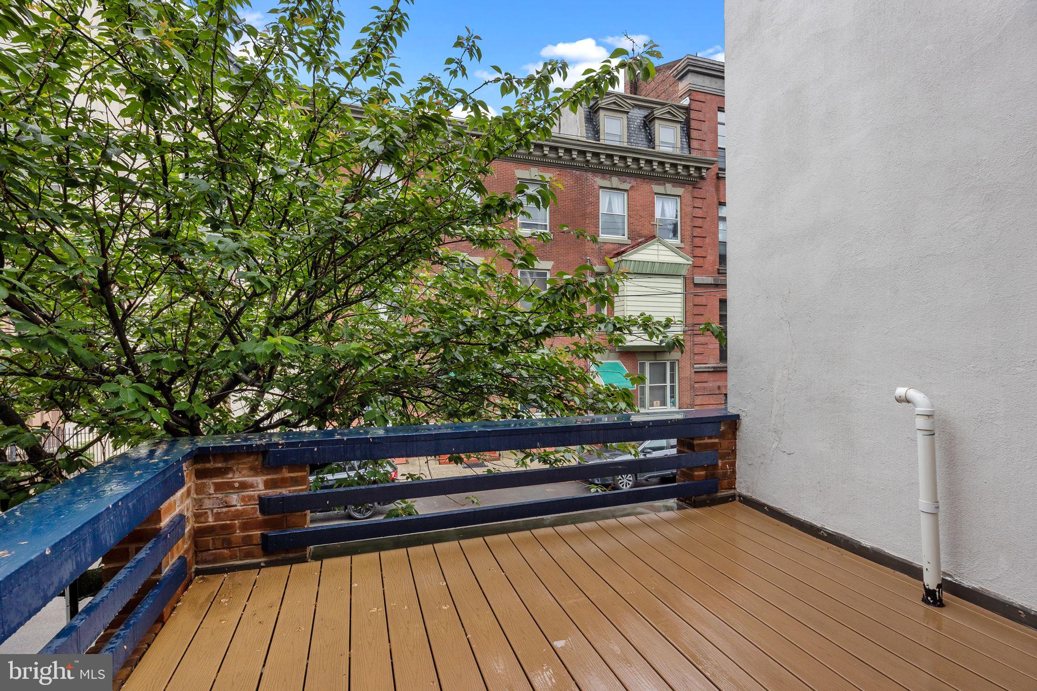 QUEEN VILLAGE - Residential