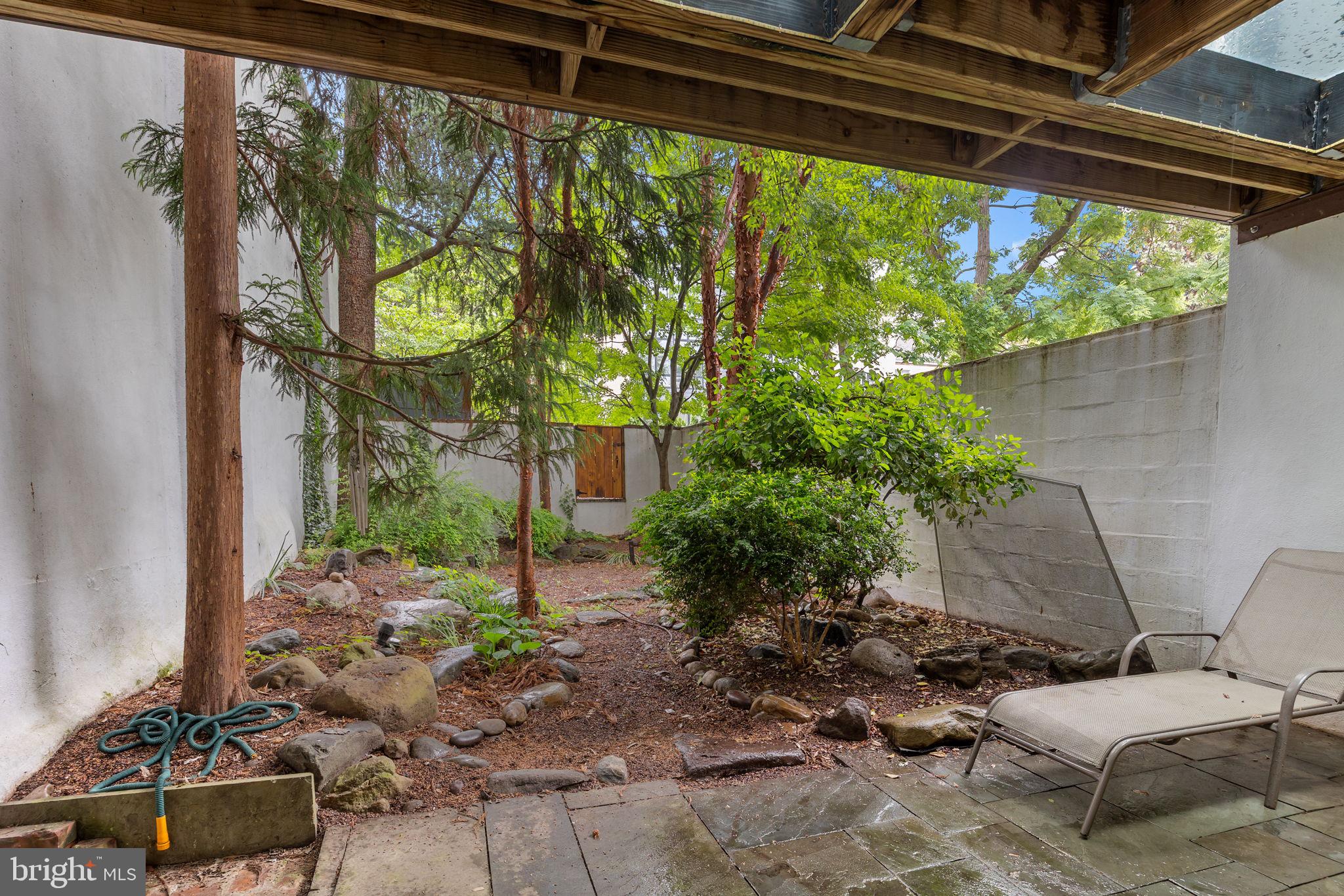 QUEEN VILLAGE - Residential