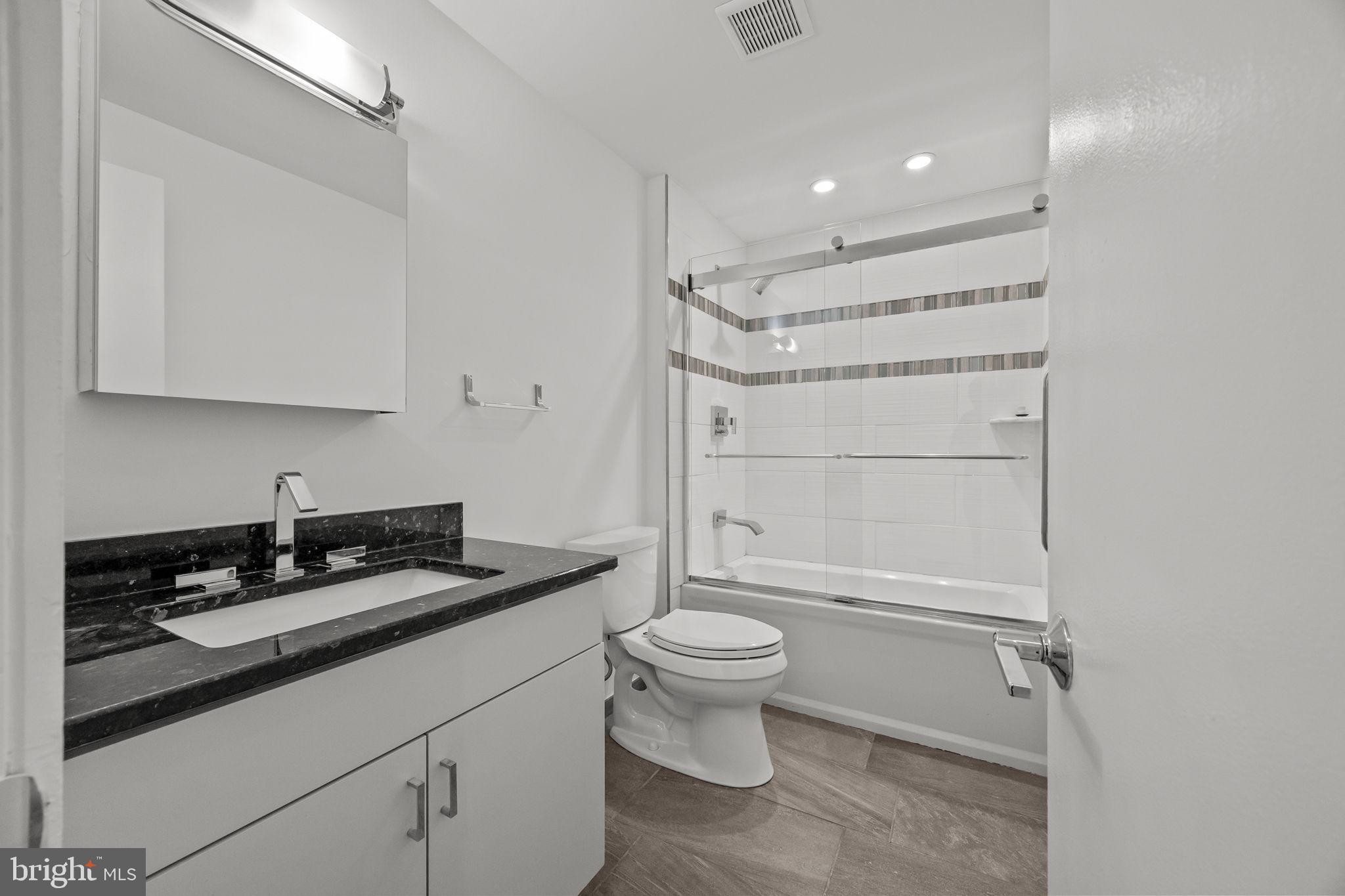 QUEEN VILLAGE - Residential