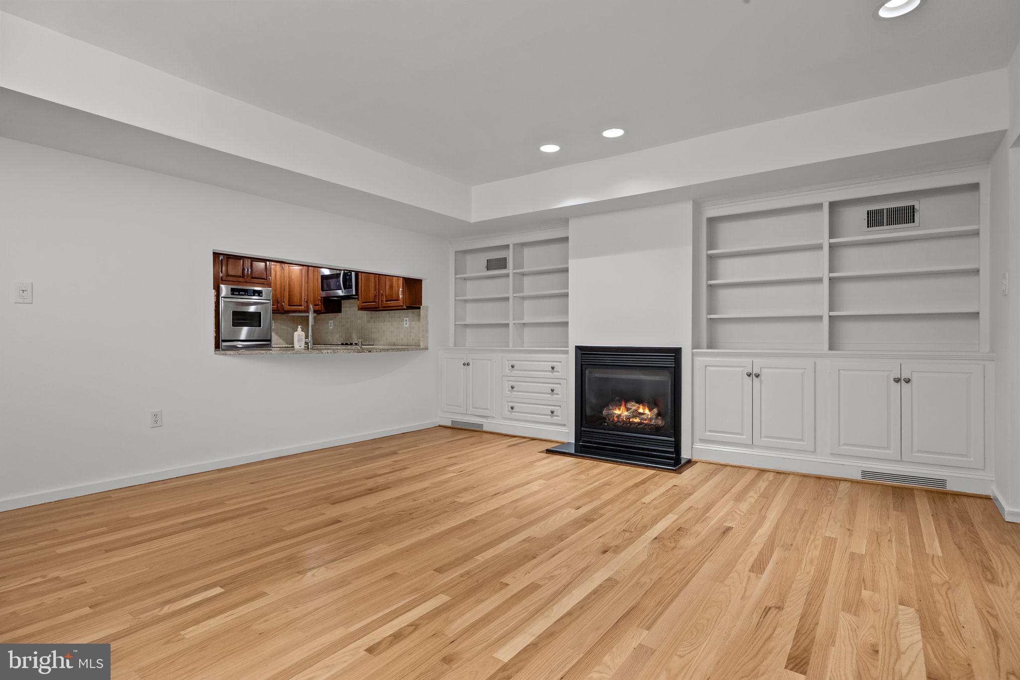 QUEEN VILLAGE - Residential