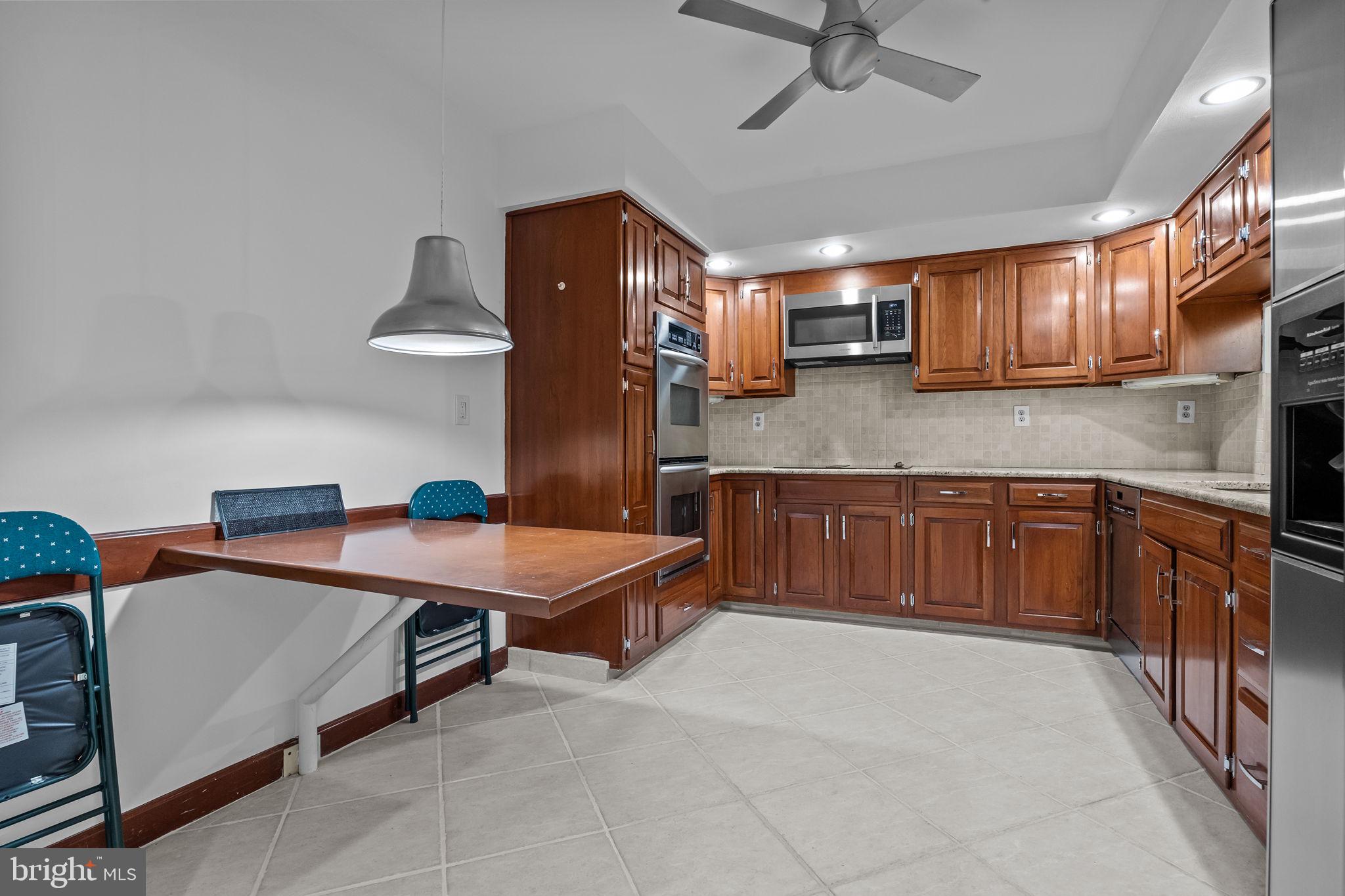 QUEEN VILLAGE - Residential